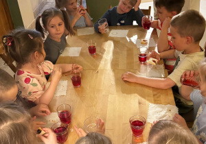 Dzieci spożywają słodki poczęstunek po przedstawieniu