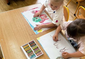 Dzieci tworzą prace plastyczne na konkurs „Wiosna, ach to Ty!”
