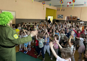 Dzieci biorą czynny udział w przedstawieniu teatralnym "Planeta Samozdrowie -misja generała Osiłka"