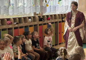 Aktorka zadaje dziecku pytanie podczas przedstawienia