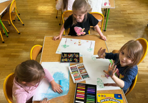 Dzieci tworzą prace plastyczne na konkurs „Wiosna, ach to Ty!”