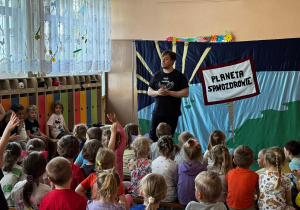 Dzieci patrzące na przedstawienie