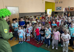 Dzieci wykonują naśladują ruchy aktora