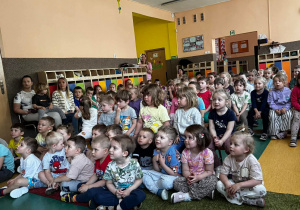 Dzieci oglądające przedstawienie