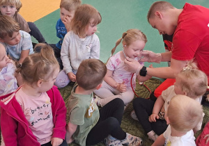 Dziewczynka nasłuchuje bicie swojego serca