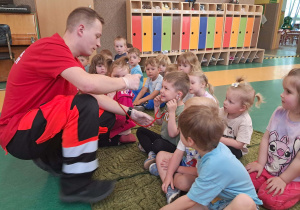 Chłopiec nasłuchuje bicie swojego serca