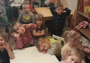 Dzieci czekają na przedstawienie