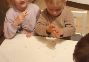 Chłopiec je ciasteczko