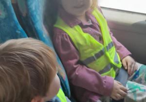 Dzieci siedzą w autokarze
