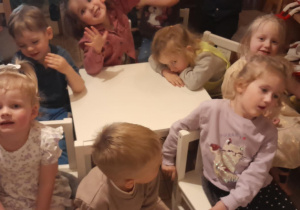 Dzieci czekają na przedstawienie