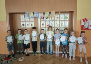 Dzieci z medalami i dyplomami