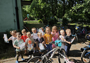 Dzieci stojące przy rowerach