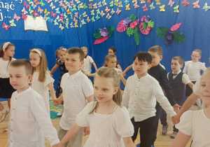 Dzieci tańczą trzymając się za ręce