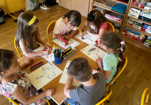 Dzieci malują swój wymarzony kask