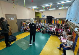 Dzieci podczas zajęć poświęconych opiece nad zwierzętami