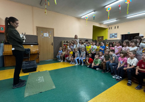 Dzieci podczas zajęć poświęconych opiece nad zwierzętami