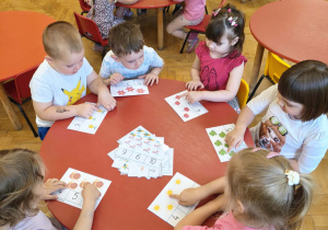 Dzieci przeliczają elementy na kartach