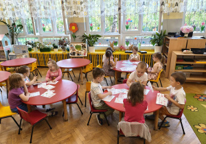 Dzieci uczestniczą w zabawach matematycznych