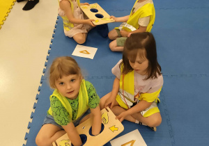 Dziewczynki uczestniczą w zabawie sensorycznej
