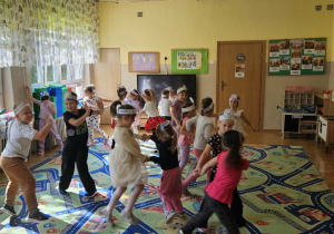 Dzieci tańczą w małych kółkach lub samodzielnie