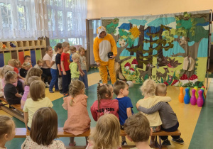 Dzieci uczestniczą w przedstawieniu tetralnym