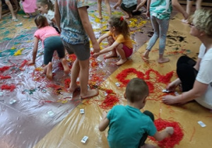 Dzieci szukają cyferek w kolorowym makaronie