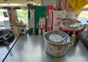 Garnki i akcesoria kuchenne kupione z funduszy zebranych w czasie kiermaszu wielkanocnego
