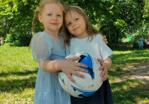 Dwie dziewczynki trzymają piłkę