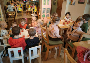 Baśniowa Kawiarenka - dzieci siedzą przy stolikach i piją soczek