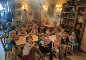Baśniowa Kawiarenka - dzieci siedzą na krzesełkach i pozują do zdjęcia