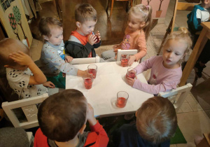 Baśniowa Kawiarenka - dzieci siedzą przy stoliku i piją soczek
