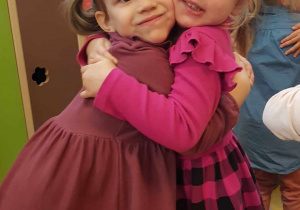 Pasowanie na Przedszkolaka - dwie dziewczynki przytulają się do siebie
