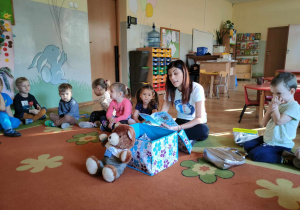 Miś Insuliś i cukrzyca typu 1 - prowadząca zajęcia czyta dzieciom bajkę o chorym misiu na cukrzycę