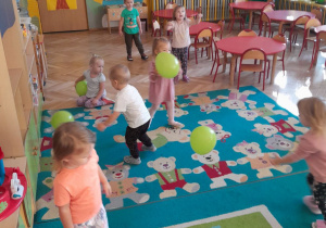 Dzieci swobodnie odbijają do siebie balony