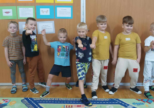 Grupa chłopców pozuje do zdjęcia w sali przedszkolnej
