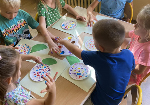 Dzieci malują farbami paluszkami