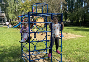 dzieci bawiące się w ogrodzie przedszkolnym