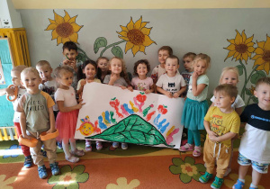 Dzień Przedszkolaka - dzieci prezentują wykonaną przez siebie stonogę