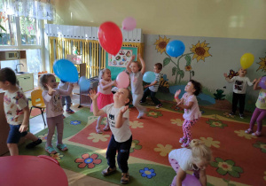Dzień Przedszkolaka - dzieci tańczą z balonami