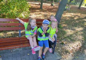 Jesień w parku - czworo dzieci siedzi na ławce