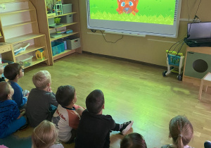 Dzieci oglądają bajkę na tablicy multimedialnej