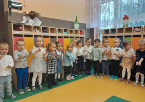 Dzieci śpiewają piosenkę o przedszkolu