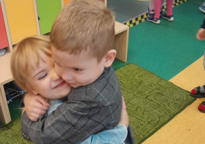 Chłopczyk i dziewczynka przytulają się