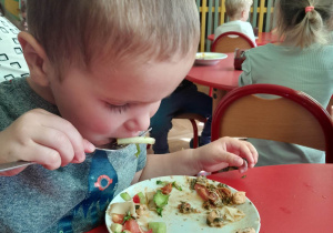 Chłopczyk je makaron w warzywami