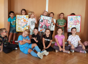 Dzieci prezentują prace "Dzień Kropki"