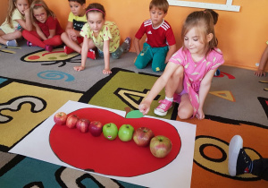 Zabawy z okazji Dzień Jabłka - klasyfikowanie i układanie owoców