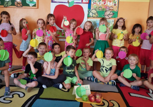 Dzieci prezentują prace nt. Dzień Jabłka
