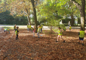 Dzieci biegają w parku jesień