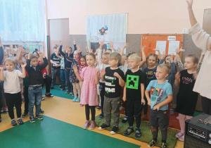 Dzieci tańczą w holu przedszkolnym