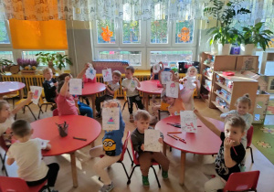 Dzieci siedzące przy stolikach